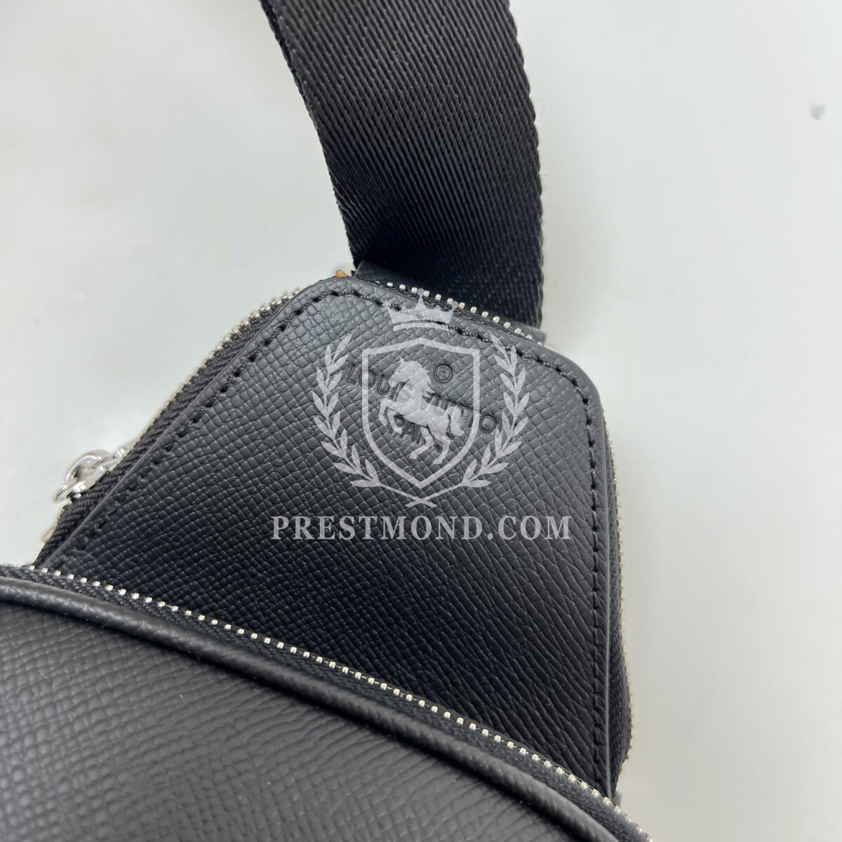 Louis Vuitton Avenue Sling Bag — изображение 4
