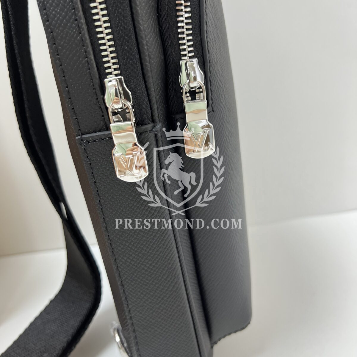 Louis Vuitton Avenue Sling Bag — изображение 6