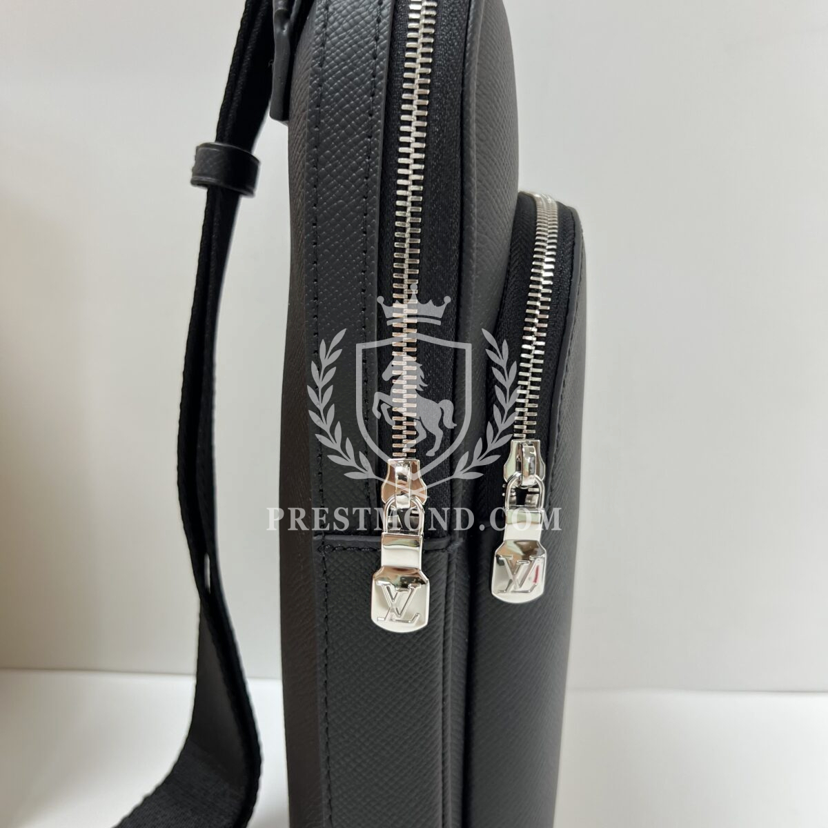Louis Vuitton Avenue Sling Bag — изображение 11