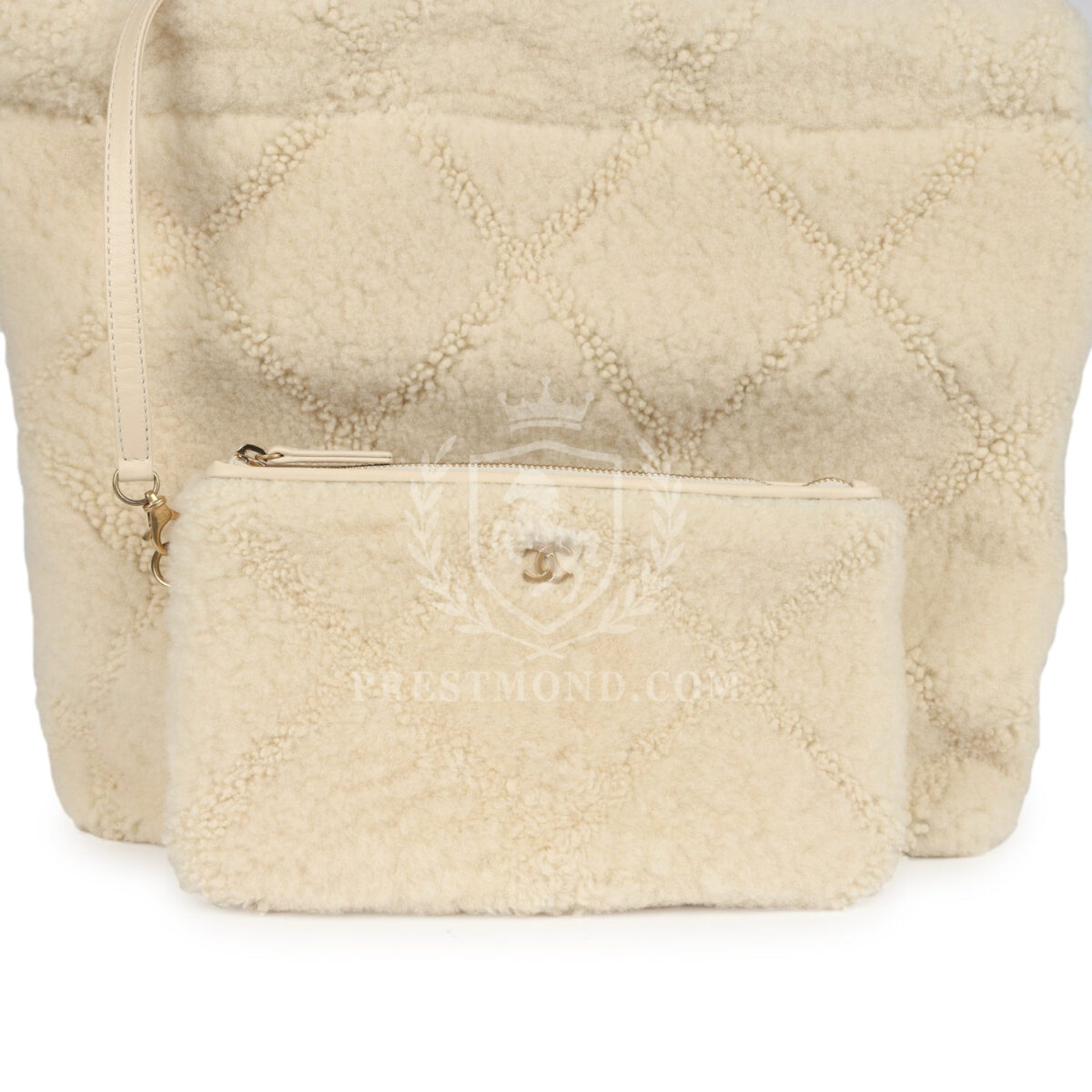 Chanel Small 22 Bag Ecru Shearling Brushed Gold Hardware — изображение 8
