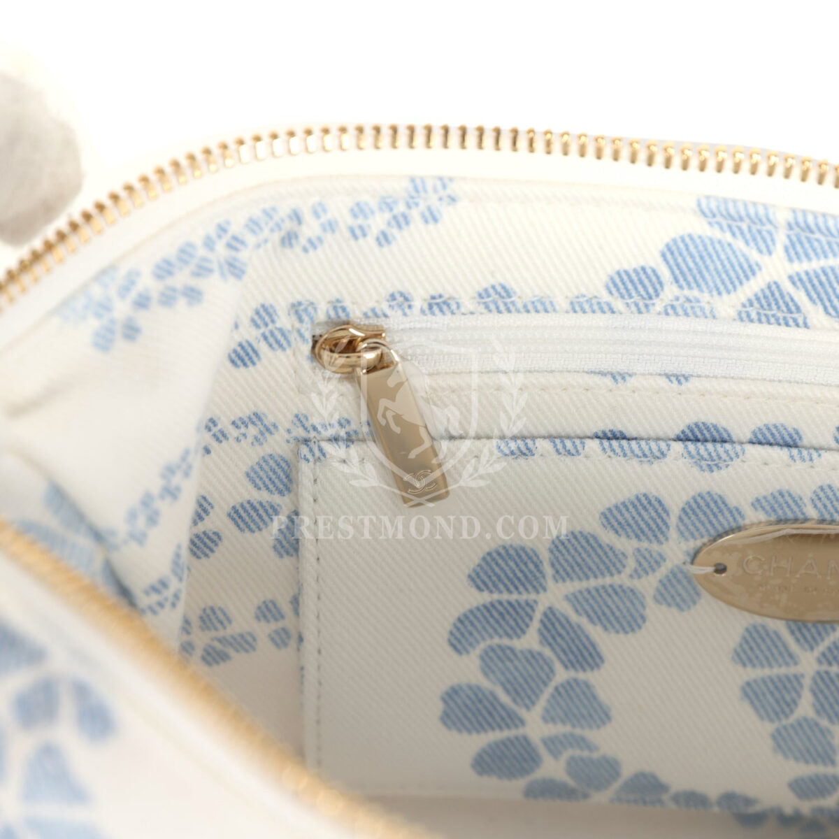 Chanel Large Coco Beach Hobo Bag in White and Blue Denim Light Gold Hardware — изображение 10
