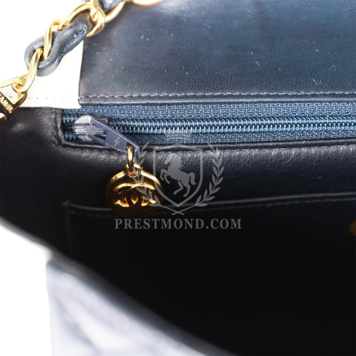 Vintage Chanel Small Diana Flap Bag White and Navy Lambskin Gold Hardware — изображение 10