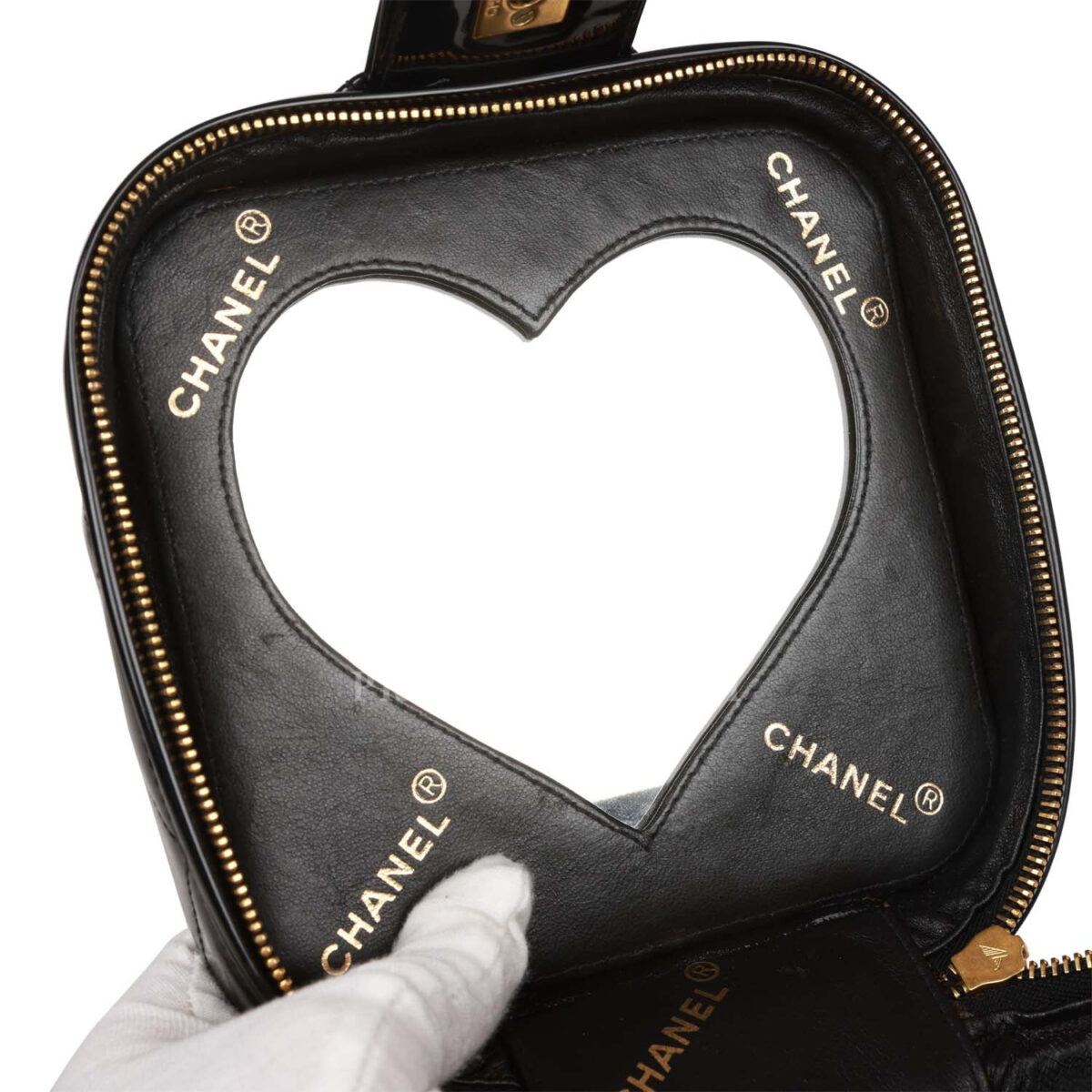 Vintage Chanel Vanity Heart Mirror Bag Black Patent Gold Hardware — изображение 7