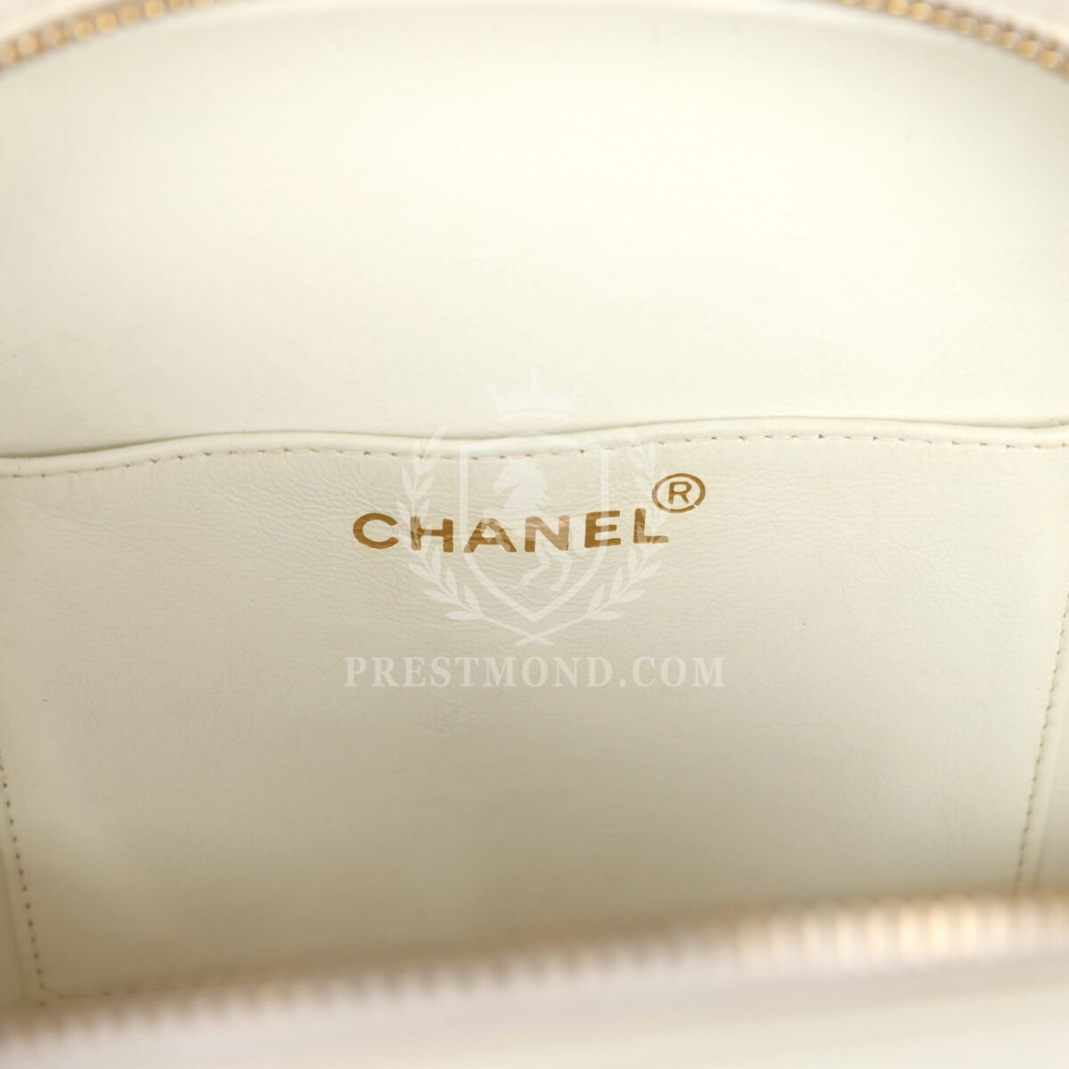 Vintage Chanel Round Vanity Bag White and Black Patent Leather Antique Gold Hardware — изображение 9