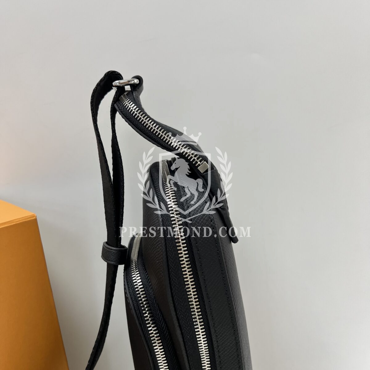 Louis Vuitton Avenue Sling Bag — изображение 14