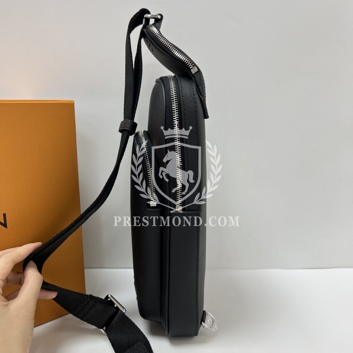 Louis Vuitton Avenue Sling Bag — изображение 15