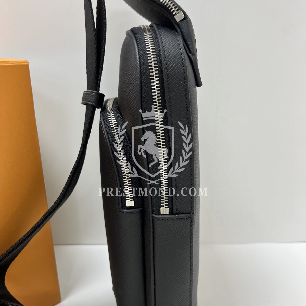 Louis Vuitton Avenue Sling Bag — изображение 17